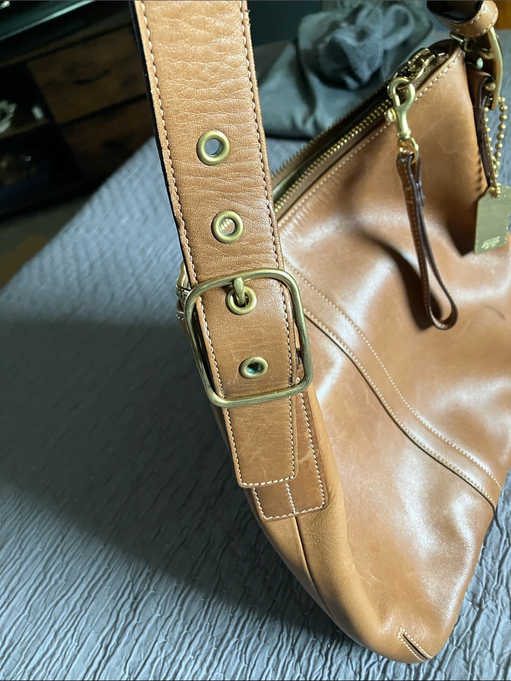 COACH. Vintage Leather Slim Duffle Bag in Tan with Brass Hardware. Great Shape! - Picture 16 of 16
